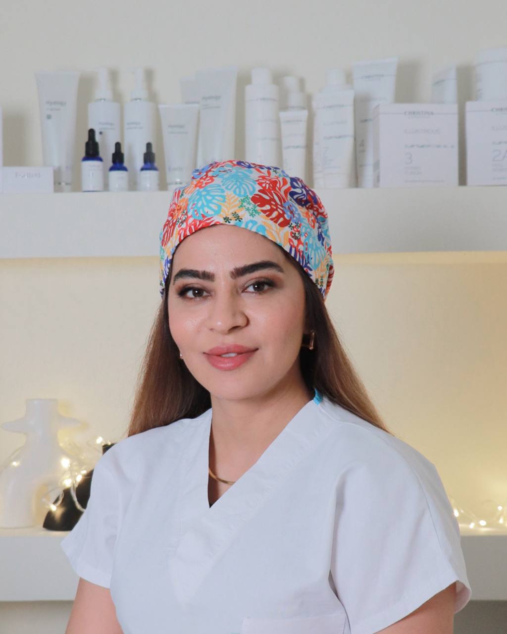 مینا کاوه — مدیر کلینیک درمونا